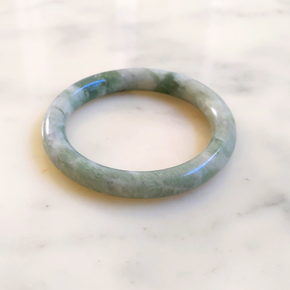 NWT. Natural Marble Rock Round Bangle Bracelet with Multi Shades of Green. - Picture 2 of 5